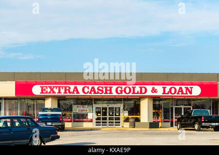 Einer Pfandleihe Werbung extra Geld, Gold und Kredite in einem Einkaufszentrum in Oklahoma City, Oklahoma, USA. Stockfoto