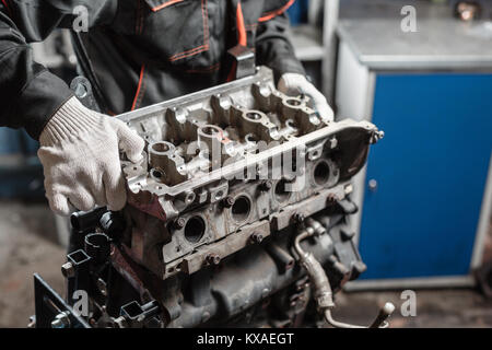 Der Mechaniker block Motor Fahrzeug zerlegen. Motor auf einer Haltevorrichtung mit Kolben und Pleuel der Kraftfahrzeugtechnik. In einer Autowerkstatt. Stockfoto