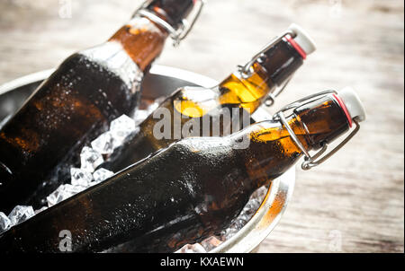 Flaschen Bier in Eiswürfel Stockfoto