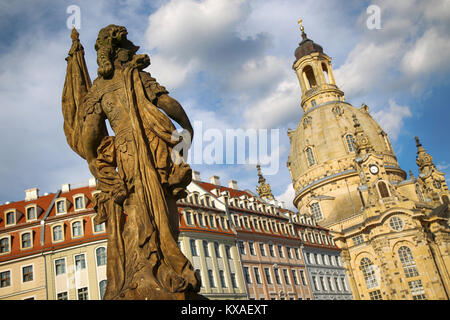 Blick von Türken Brunnen (friedensbrunnen) zur Kirche Unserer Lieben Frau in Dresden, Deutschland Stockfoto