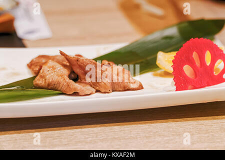 Rindfleisch gegrillt mit würzigen Würstchen, Essen gegrilltes Rindfleisch mit würziger Wurst. Stockfoto