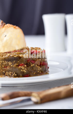 Vorspeise von Aubergine und Rote Paprika, Gemüse Dip serviert mit Toast auf weiße Platte Stockfoto