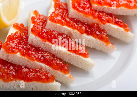 Rot Lachs Kaviar serviert auf Toast, köstliche festliche Vorspeise Stockfoto