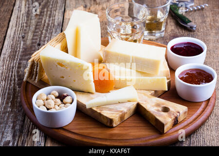 Käse, Konfitüre, Muttern und Wein auf Holz Schneidebrett, köstliche Urlaub Vorspeise Stockfoto
