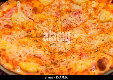 Italienische Pizza Margherita (Margarita) mit Tomate und Mozzarella. Stockfoto