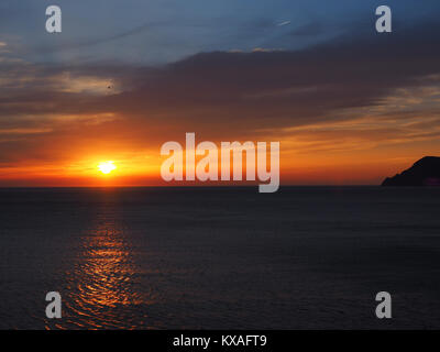 Sonnenuntergang über dem Meer vor der Küste von Vernazza, Cinque Terre, Ligurien, Italien Stockfoto