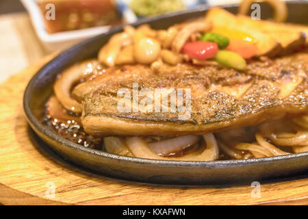 Nahaufnahme von Saba Fisch vom Grill im Restaurant. Selektive konzentrieren. Stockfoto