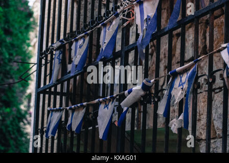 Israel Fahnen gebunden auf dem Gitter in der Nähe der Klagemauer in Jerusalem, Israel Stockfoto