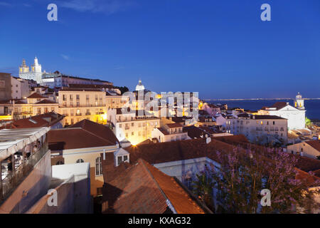 Blick vom Aussichtspunkt Miradouro de Santa Luzia, Sao Vicente de Fora Kloster und nationalen Pantheon, Dämmerung, Alfama Stockfoto