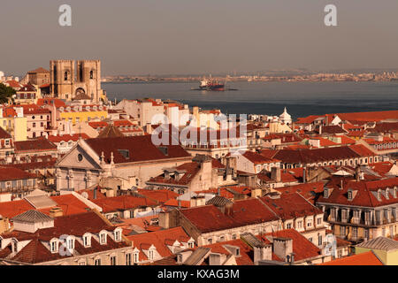 Blick über die Dächer und die Kathedrale Se Patriarcal, Alfama, Rio Tejo, Lissabon, Portugal Stockfoto