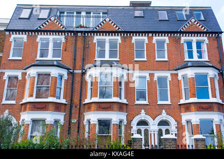 Fassade eines opulenten Viktorianischen Haus in roten Ziegeln und weißen Schlichten in Clapham, South London, Großbritannien Stockfoto