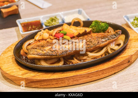 Nahaufnahme von Saba Fisch vom Grill im Restaurant. Selektive konzentrieren. Stockfoto