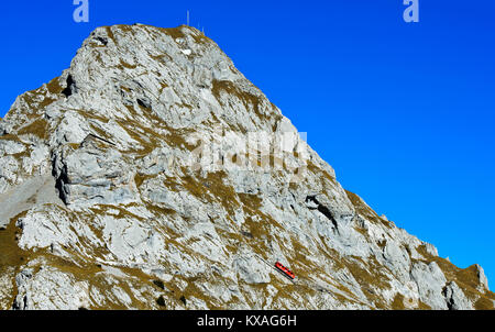 Rote Triebwagen der Pilatus Eisenbahn auf dem steilen Bahnstrecke auf den Pilatus, Alpnachstad, Schweiz Stockfoto