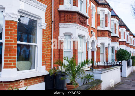 Reihe der viktorianischen Haus in roten Ziegeln und weißen Schlichten auf der lokalen Straße in Clapham, South London, UK wiederhergestellt Stockfoto