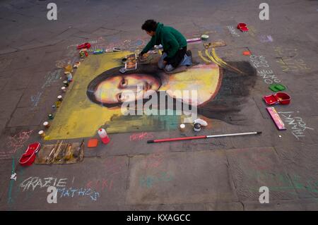 Straße Künstler malt die Mona Lisa von Leonardo da Vinci mit Kreide auf den Asphalt, Siena, Italien Stockfoto