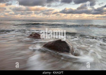 Große Steine am Strand, Surfen an der Ostsee Küste in der Nähe von Sassnitz, Rügen, Mecklenburg-Vorpommern, Deutschland Stockfoto
