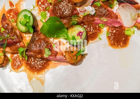 Gegrilltes Schweinefilet mit frischen sautierten Gemüse über Mango und glasnudeln. Stockfoto