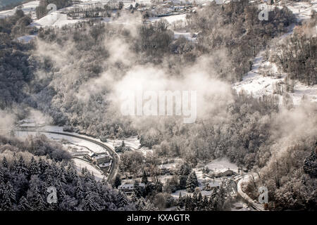 Luftaufnahme der verschneite Landschaft in der Nähe von Grenoble in den Französischen Alpen Stockfoto