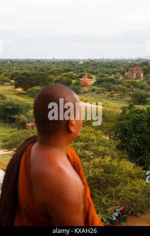 Buddhistischer Mönch im Tempel von Bagan, Mandalay, Myanmar suchen. Der Bereich hat über 2 000 alte Tempel und ist eines der beliebtesten touristischen Ziele in Myanmar. Stockfoto