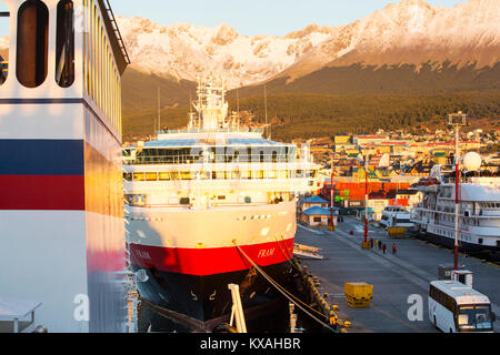 Sonnenaufgang über der Antarktis Expedition Schiffe in den Hafen von Ushuaia, Feuerland, Argentinien Stockfoto