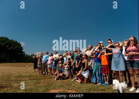 Große Gruppe von Menschen tragen dunkle Brille, zusammen stehen und beobachtete Sonnenfinsternis Sonne, Waldmeister, South Carolina, USA Stockfoto