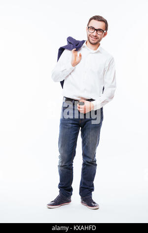Volle Länge Portrait von zuversichtlich bärtigen Mann mit seiner schwarzen Jacke über weißem Hintergrund Stockfoto