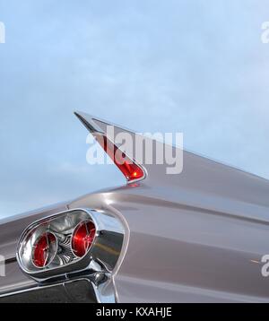 Hintere Schwanzflosse & Licht in Chrom auf einem Mauve 1961 classic Amerika luxus Auto gerahmt Stockfoto