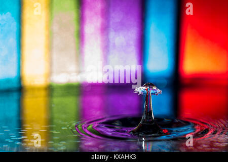Foto von Wassertröpfchen mit einem farbigen Hintergrund. Auch als Wassertropfen Kollision bekannt. Stockfoto