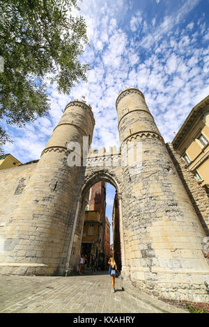 Eines der alten Stadttore, Porta Soprana oder Saint Andrew's Gate in Genua, Ligurien, Italien Stockfoto