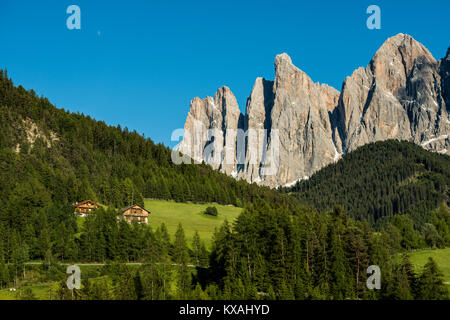Bauernhöfe in der Geislergruppe, Santa Maddalena, Villnößtal, Dolomiten, Südtirol, Italien Stockfoto