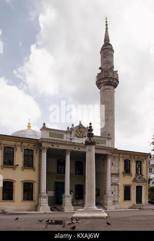 Tauben in Tesvikiye Moschee. Es ist eine neo-barocken Struktur in Tesvikiye/Nisantasi Viertel von Istanbul. Texte aus dem Koran und Osmanischen Reich's em Stockfoto