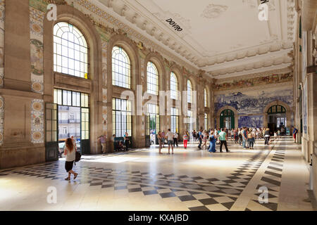 Eingangshalle, Bahnhof Sao Bento, Porto, Region Norte, Portugal Stockfoto