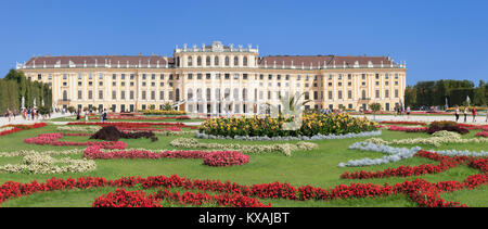 Schloss Schönbrunn mit Blumenbeet, Wien, Österreich Stockfoto