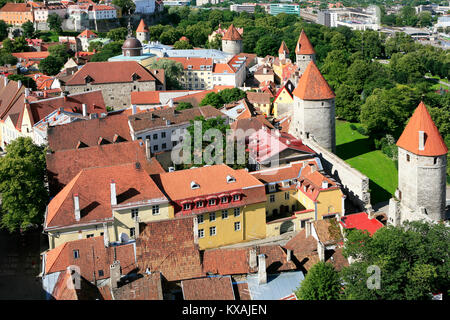 Panoramablick über die mittelalterliche Stadtmauer von Tallinn, Estland Stockfoto