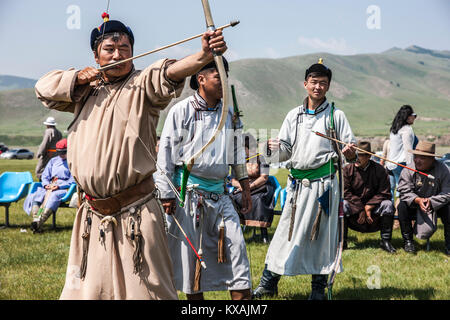 Mongolischen Bogenschießen auf Naadam Festival, Bulgan, Mongolei, Mongolei Stockfoto