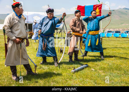 Mongolischen Bogenschießen auf Naadam Festival, Bulgan, Mongolei, Mongolei Stockfoto