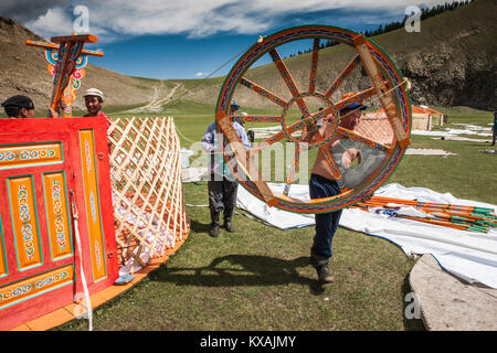 Mongolische Menschen bei Lapis Sky Camp Abbau Ger (Jurte) Camp am Ende des Sommer Reise 2017, Bunkhan, Bulgan, Mongolei Stockfoto