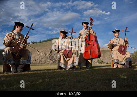 Lokale mongolischen Band spielt in der Mongolei National Instrument, der Morin khuur (Pferd-head fiddle) an Lapis camp in Bunkhan Tal, arkhangai Provinz, Mongo Stockfoto