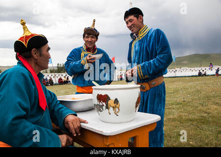 Trinken Arak bei einem Ringkampf, eine der Hauptattraktionen der Jährlichen NAADAM Festival, Bunkhan Tal, arkhangai Provinz, Mongolei Stockfoto