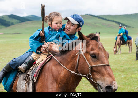 Junge Reiter versammeln sich Naadam Festival für Pferderennen in Bunkhan Tal, Bulgan, Mongolei Stockfoto