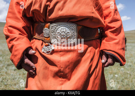 Den mittleren Abschnitt der mongolischen Mann Deel, Tracht der Mongolei, gebunden mit leder gürtel mit großen silbernen Schnalle, NAADAM Festival, Bunkhan Tal, Bulgam, Mongolei Stockfoto