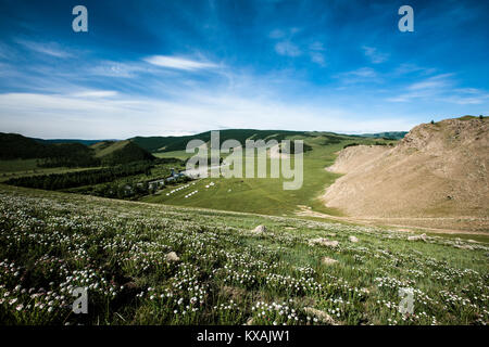 Landschaft der mongolischen Steppe mit sanften Hügeln und Jurte (Ger) Zelte in Distanz, Bunkhan Tal, Bulgam, Mongolei Stockfoto