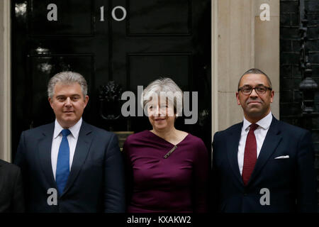 London, Großbritannien. 8 Jan, 2018. Der britische Premierminister Theresa May (C) stellt für ein Bild außerhalb 10 Downing Street mit Konservativen Partei Vorsitzender Brandon Lewis (L) und der konservativen Partei Stellvertretender Vorsitzender James geschickt (R) als sie kündigt neue ministerielle Termine zu Ihrem vorderen Sitzbank in einer Kabinettsumbildung Anfang heute in London, Großbritannien auf Jan. 8, 2018. Quelle: Tim Irland/Xinhua/Alamy leben Nachrichten Stockfoto