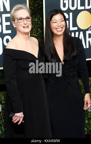 Meryl Streep und Ai-jen Poo nehmen an der 75. jährlichen Golden Globe Awards im Beverly Hilton Hotel am 7. Januar 2018 in Beverly Hills, Kalifornien. Stockfoto