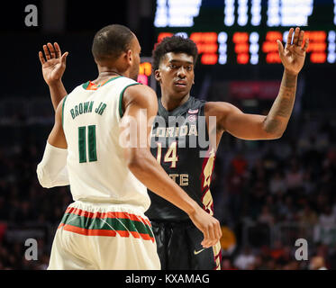 Coral Gables, Florida, USA. 07 Jan, 2018. Florida State Seminoles guard Terance Mann (14) Wächter Position in Richtung Miami Hurrikane guard Bruce Brown Jr. (11) während der zweiten Hälfte des Basketball der NCAA Men Spiel zwischen der Florida State Seminoles und an der Universität von Miami Hurricanes am Watsco Zentrum in Coral Gables, Florida. Miami gewann 80-74. Mario Houben/CSM/Alamy leben Nachrichten Stockfoto