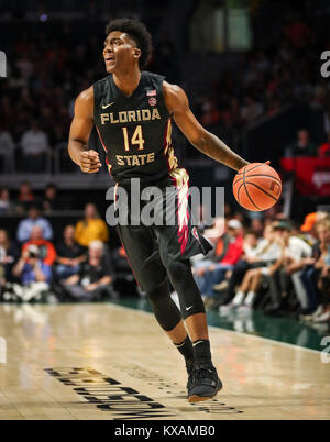 Coral Gables, Florida, USA. 07 Jan, 2018. Florida State Seminoles guard Terance Mann (14) dribbelt während der zweiten Hälfte des Basketball der NCAA Men Spiel zwischen der Florida State Seminoles und an der Universität von Miami Hurricanes am Watsco Zentrum in Coral Gables, Florida. Miami gewann 80-74. Mario Houben/CSM/Alamy leben Nachrichten Stockfoto