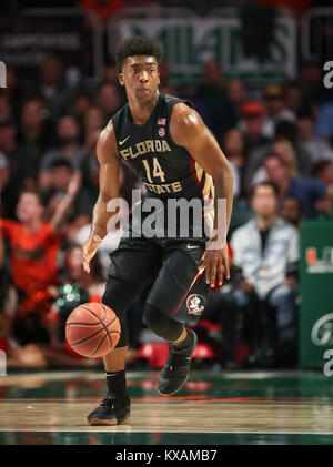 Coral Gables, Florida, USA. 07 Jan, 2018. Florida State Seminoles guard Terance Mann (14) dribbelt während der zweiten Hälfte des Basketball der NCAA Men Spiel zwischen der Florida State Seminoles und an der Universität von Miami Hurricanes am Watsco Zentrum in Coral Gables, Florida. Miami gewann 80-74. Mario Houben/CSM/Alamy leben Nachrichten Stockfoto