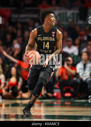 Coral Gables, Florida, USA. 07 Jan, 2018. Florida State Seminoles guard Terance Mann (14) dribbelt während der zweiten Hälfte des Basketball der NCAA Men Spiel zwischen der Florida State Seminoles und an der Universität von Miami Hurricanes am Watsco Zentrum in Coral Gables, Florida. Miami gewann 80-74. Mario Houben/CSM/Alamy leben Nachrichten Stockfoto