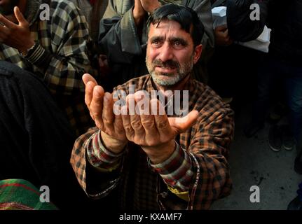 Srinagar, Srinagar, Indien. 30 Dez, 2017. Ein kashmiri Muslim betet als Priester (nicht abgebildet) zeigt die heilige Reliquie glaubt, von Sufi-heiligen außerhalb des Dastgeer Sahib Schrein anlässlich der jährlichen Urs (Geburtstag) vom 11. Jahrhundert Sufi Prediger Scheich Abdul Qadir Jeelani in Srinagar, Kashmir, Indische verabreicht werden. Tausende von Kaschmir Sufi Moslems versammelte sich am Sonntag im Heiligtum von Jeelani, auch bekannt als Shah-e-Bagdad (König von Bagdad), der Schrein benannt ist Dastegeer Sahib nach dem ehrfurchtsvollen Titel Jeelani, der, obwohl noch nie in Kaschmir in großer reverenc gehalten wird Stockfoto