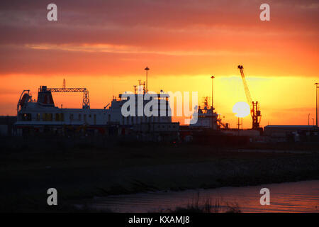 Heysham Lancashire, Großbritannien. 8 Jan, 2018. UK Wetter. Die Sonne hinter dem heysham Hafen hinter Seatruck Panorama Fähre Credit: David Billinge/Alamy leben Nachrichten Stockfoto